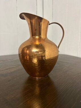 Vintage Hammered Copper Pitcher - Vase or Cottagecore MCM home decor - 8” tall